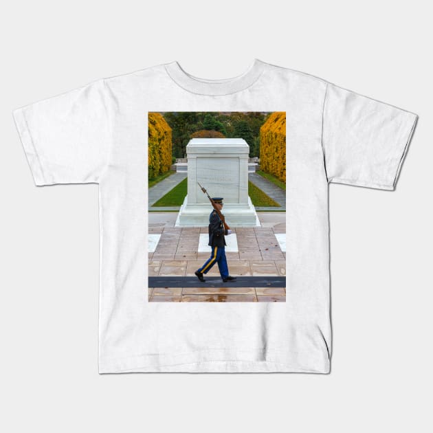 Soldier at the Tomb of the Unknowns Kids T-Shirt by jforno